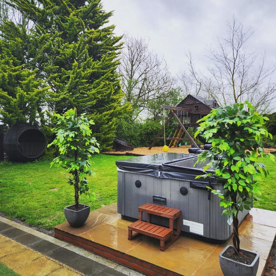 Deluxe 2 Bed Versace Bungalow Hot Tub, Sky Tv, Cinema Screen Saffron Walden Exterior photo