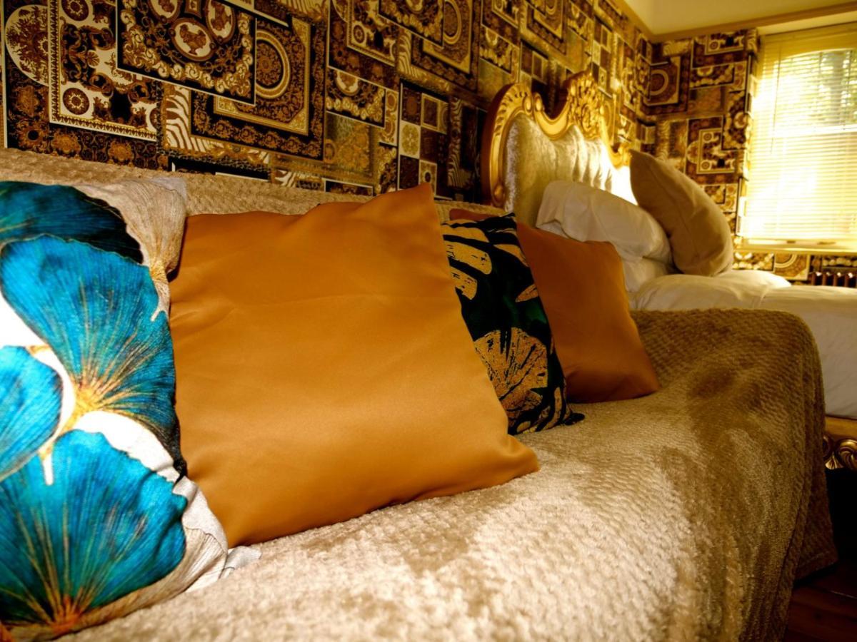 Deluxe 2 Bed Versace Bungalow Hot Tub, Sky Tv, Cinema Screen Saffron Walden Exterior photo