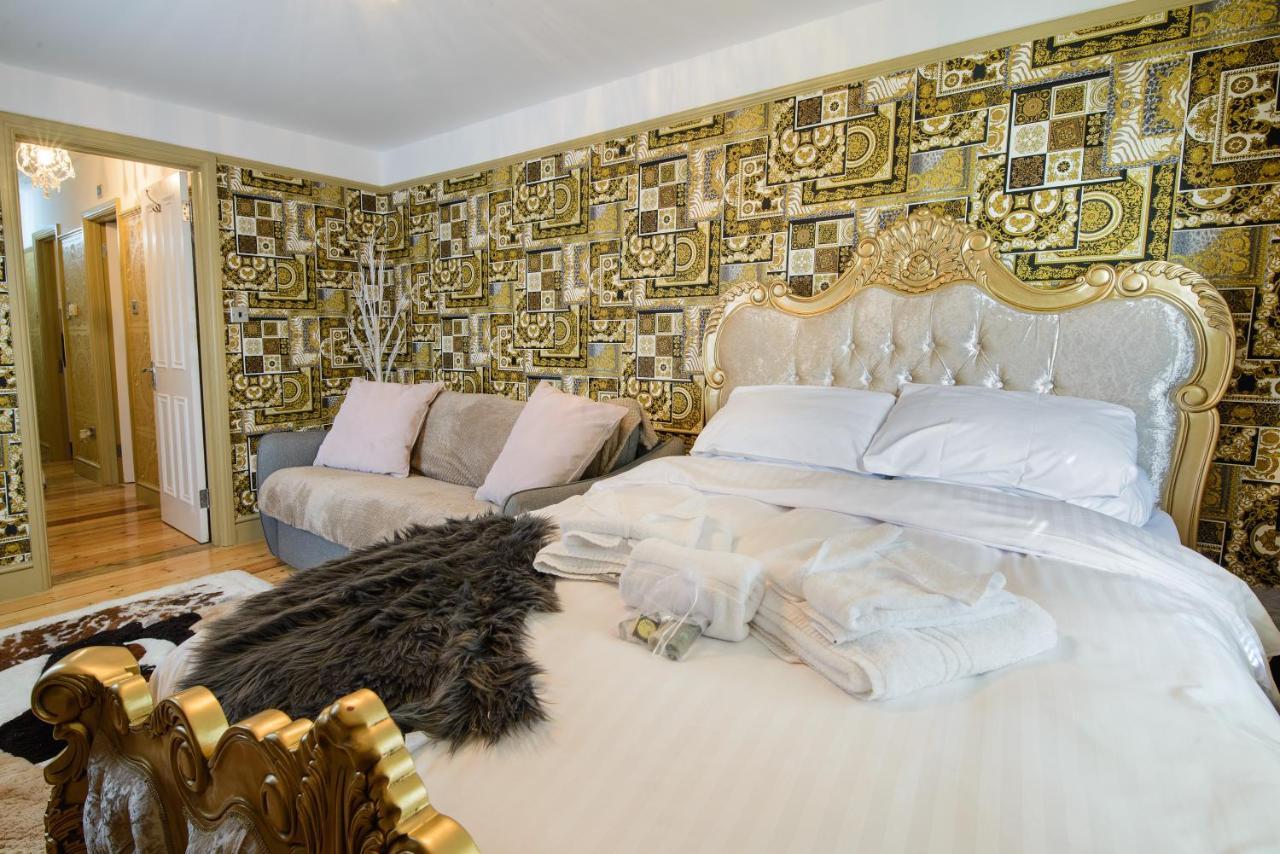 Deluxe 2 Bed Versace Bungalow Hot Tub, Sky Tv, Cinema Screen Saffron Walden Exterior photo