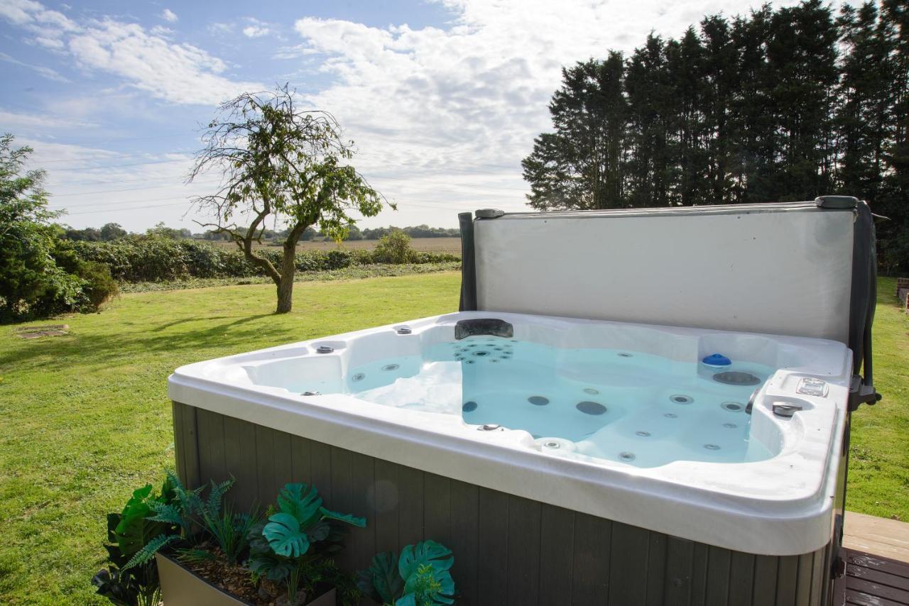 Deluxe 2 Bed Versace Bungalow Hot Tub, Sky Tv, Cinema Screen Saffron Walden Exterior photo