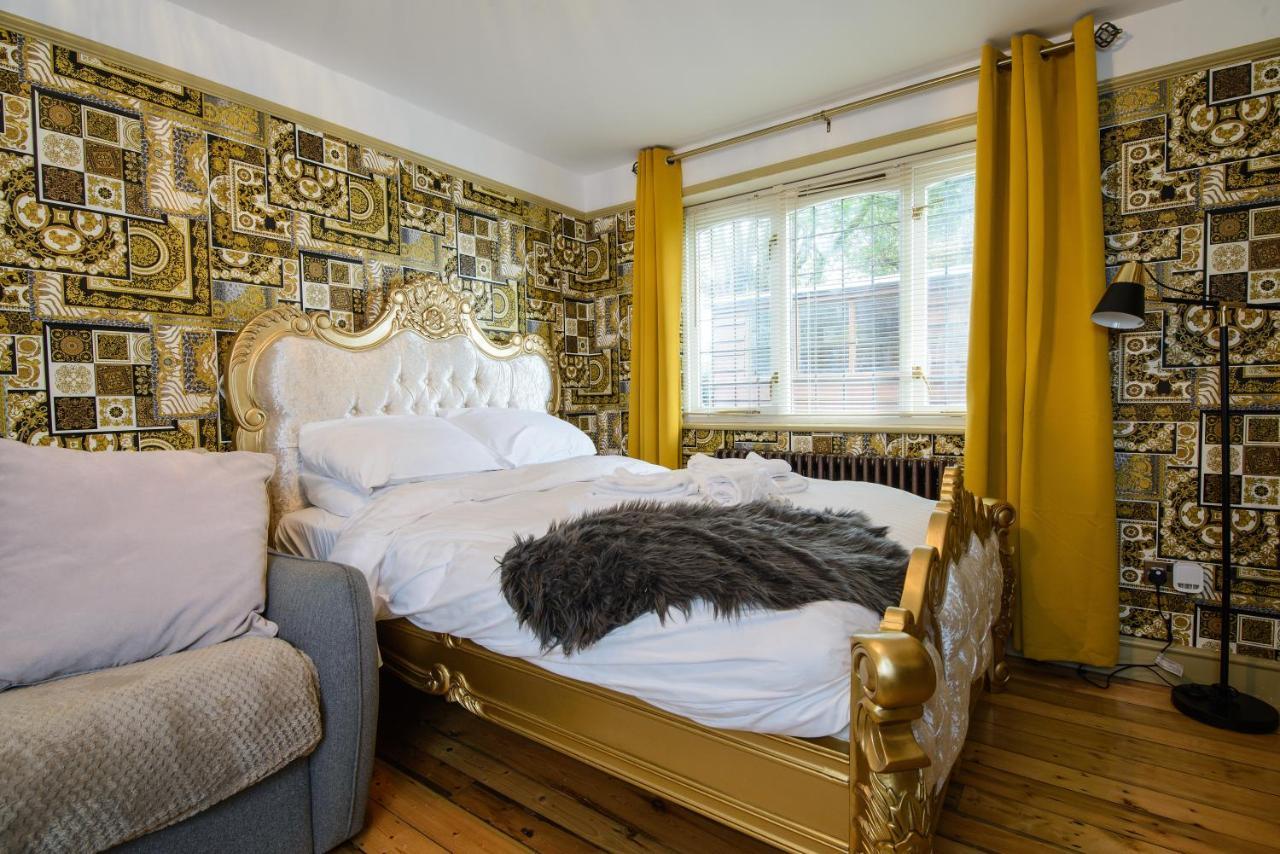 Deluxe 2 Bed Versace Bungalow Hot Tub, Sky Tv, Cinema Screen Saffron Walden Exterior photo