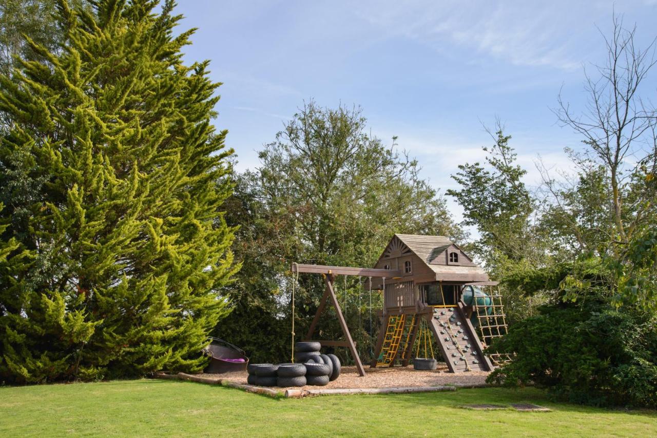 Deluxe 2 Bed Versace Bungalow Hot Tub, Sky Tv, Cinema Screen Saffron Walden Exterior photo